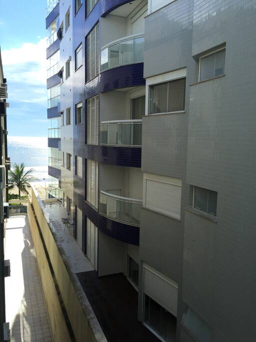 Foto da sacada do apartamento olhando para o mar