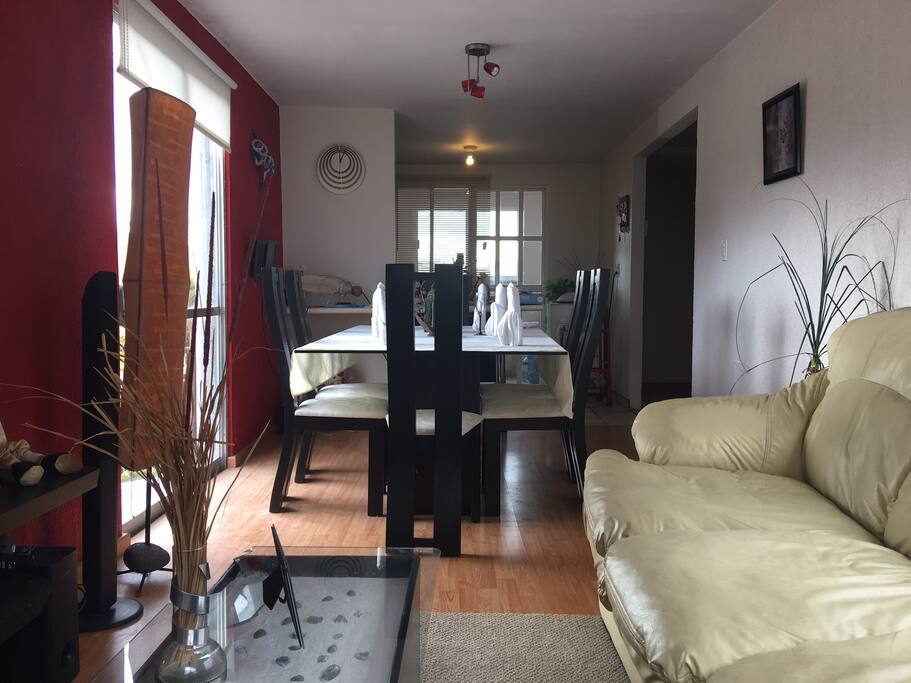 Sala, comedor y cocina al fondo.