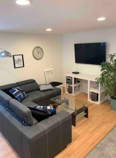 Top performing Airbnb: The EastEnder in Columbia Shuswap