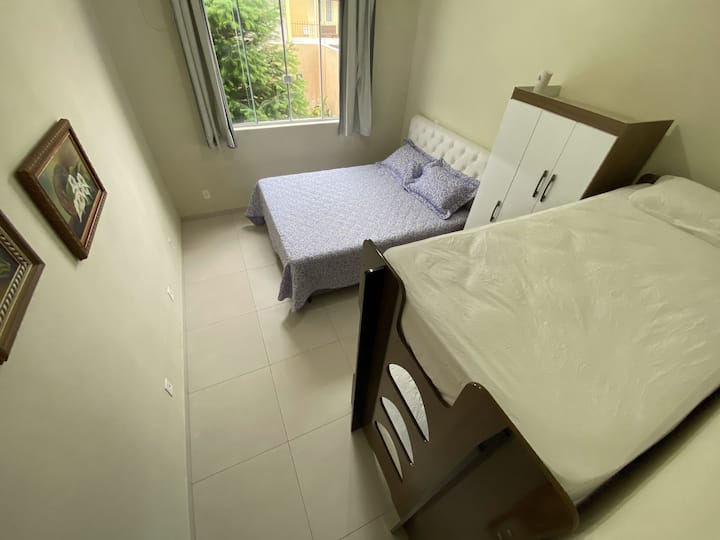 Suite 2: Doppelbett mit Einzelhochbett und modularem Kleiderschrank. Split-Klimaanlage.