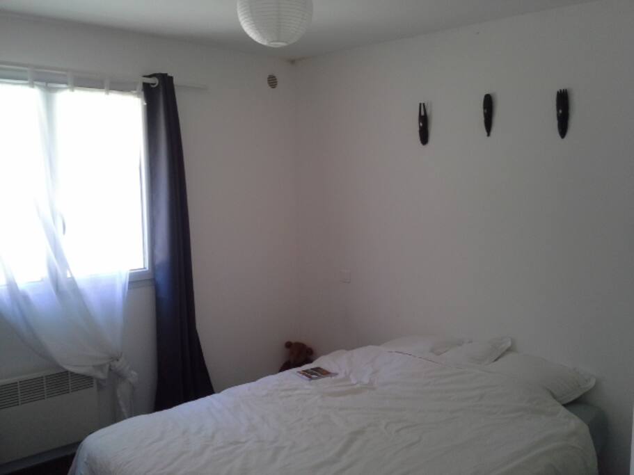 Chambre avec fenêtre sur jardin privatif