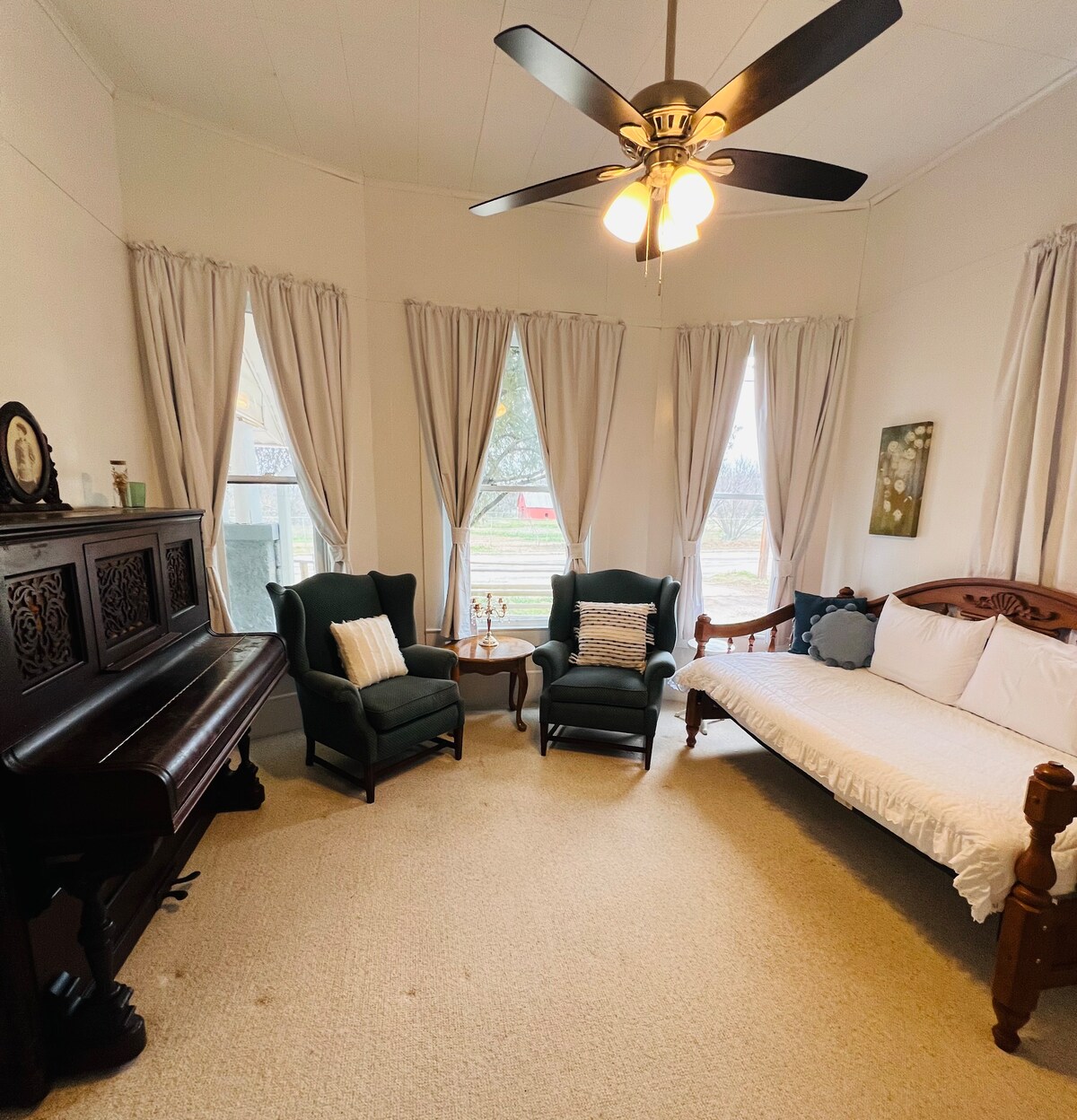 Მეორე საძინებელზე მიმაგრებული მოსასვენებელი ოთახი. 