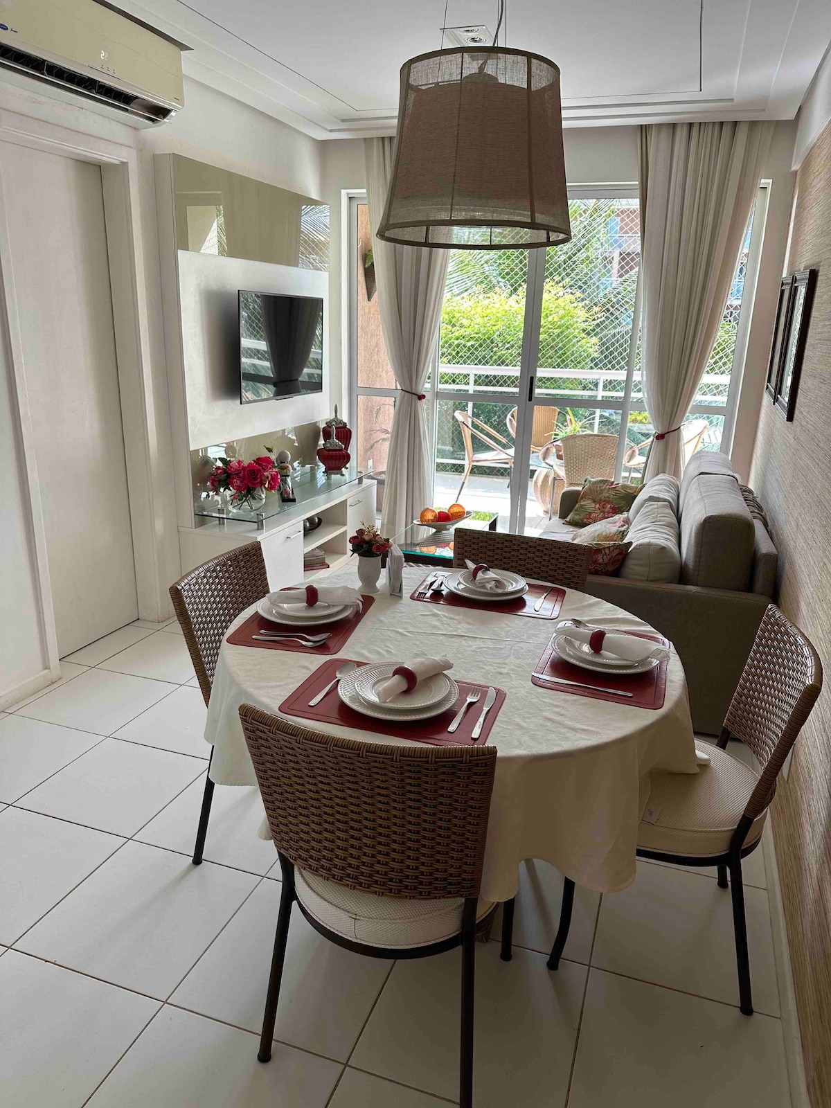 餐厅景观和客厅。 空调环境。在4K智能电视上舒适地观看电影、音乐会和其他节目