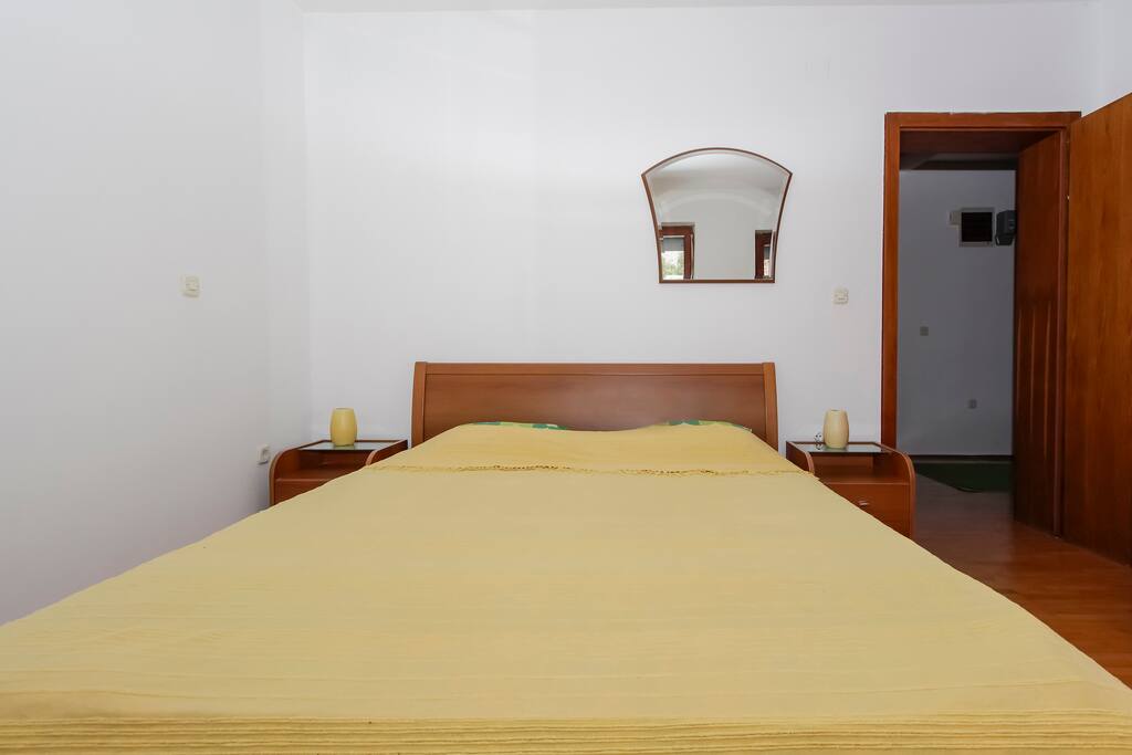 bedroom double bed