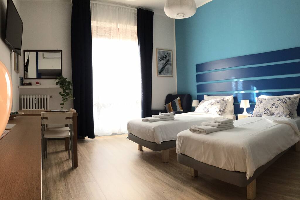 Su richiesta, il letto matrimoniale può essere diviso in 2 singoli - - - - We appreciated the separate bed option because we were two friends traveling to Milan. The beds were so comfy and the sheets so soft that we didn't want to leave the bed in the morning (by Martina)