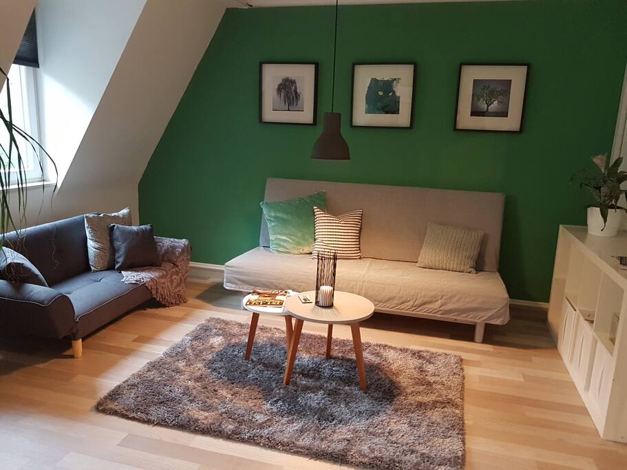 Wohnzimmer mit Schlafcouch für 2 Erwachsene und Schlafcouch für 1 Kind