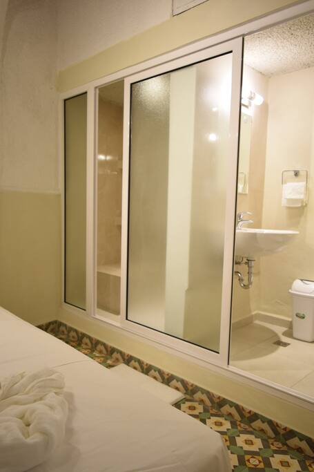 First bedroom and its private bathroom/Primer cuarto y su baño privado