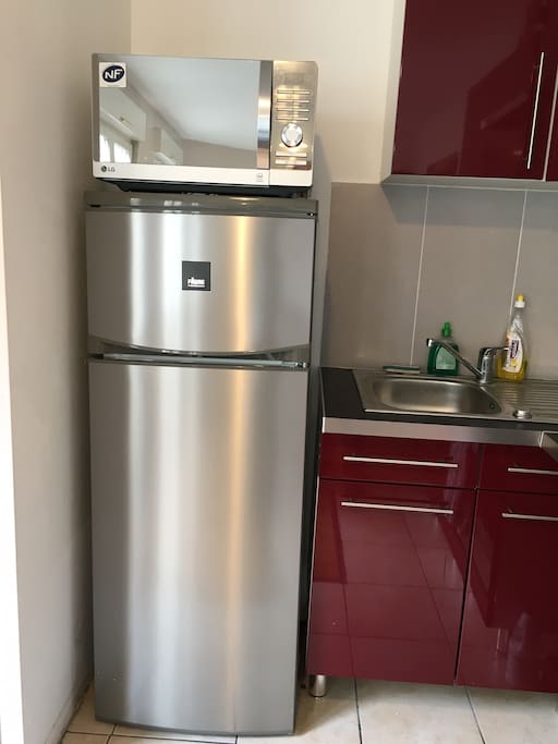 frigo congélateur et micro ondes e très bonne qualité