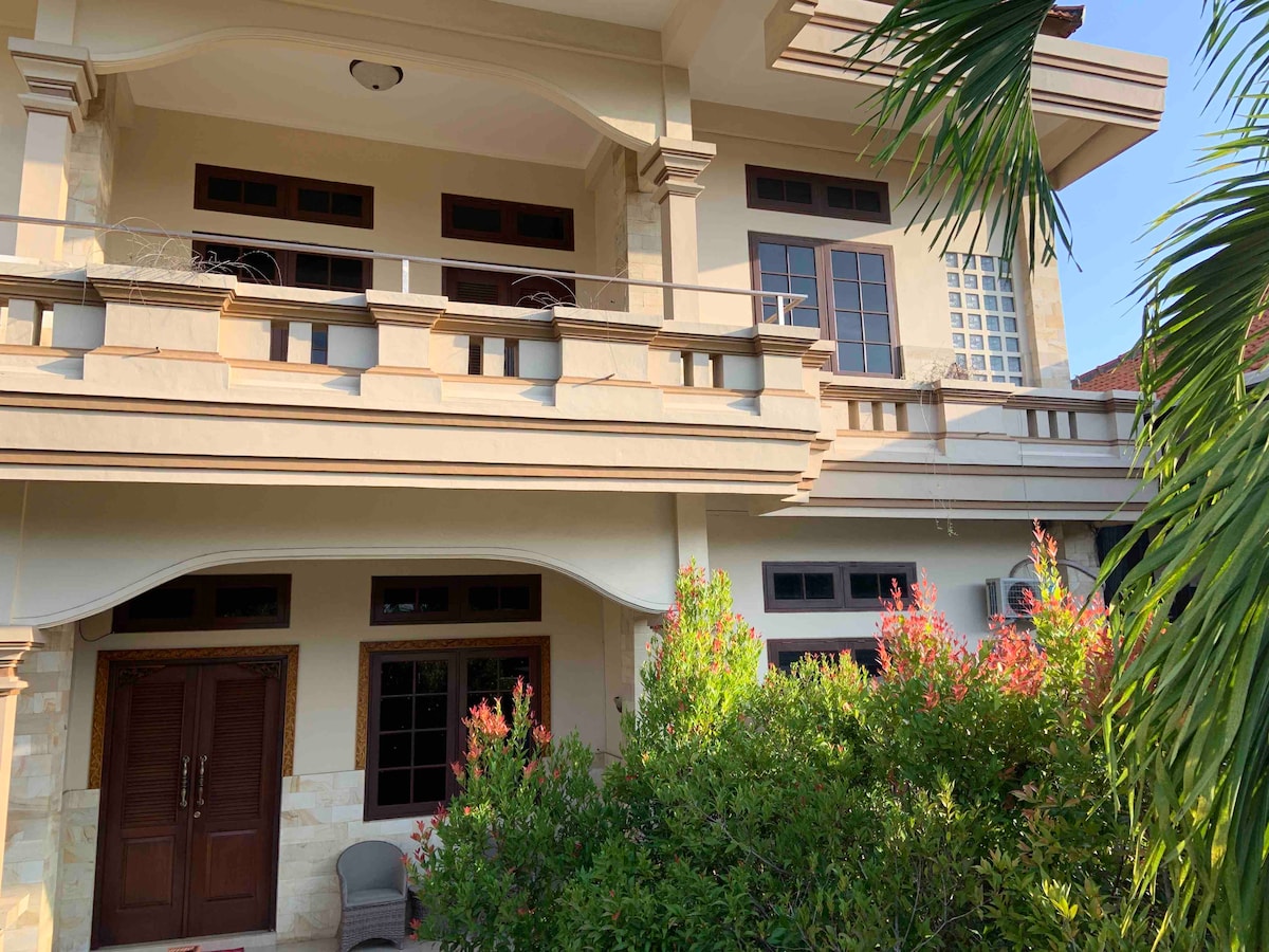 Villa in Kecamatan Denpasar Selatan · 4 bedrooms · 4 beds · 3 private baths, сопоставимый объект Airbnb
