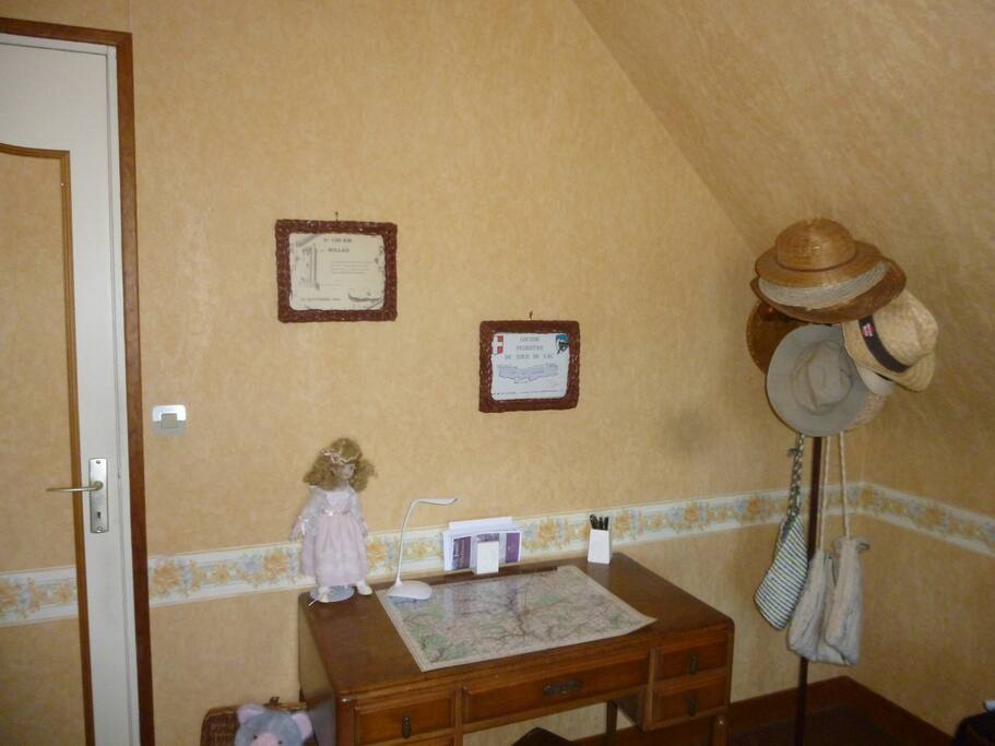 Chambre 1 avec son bureau