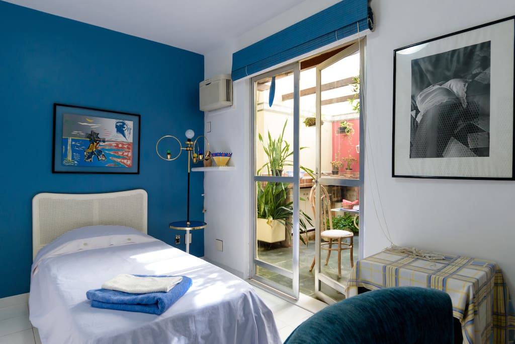 Quarto 1 cama solteiro/banheiro compartilhado AZUL-terraço e gravura parisience de mulher.