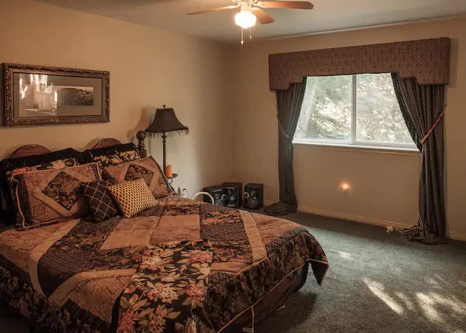 Hlavná spálňa. Veľká manželská posteľ.