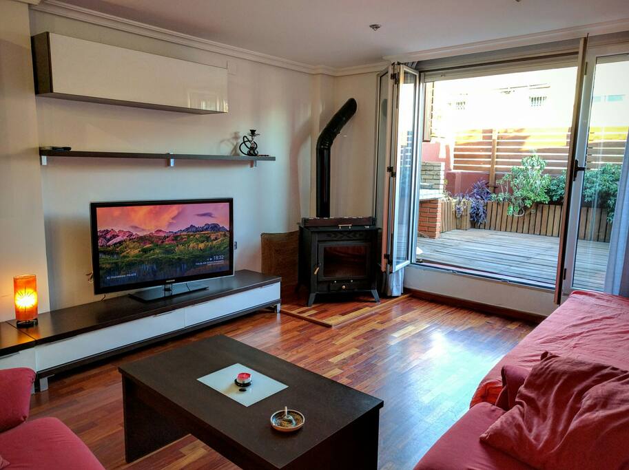 Salon con TV de 46 pulgadas. Chimenea y terraza.