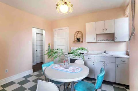 Cute Retro Apt Near Stadiums and Casino