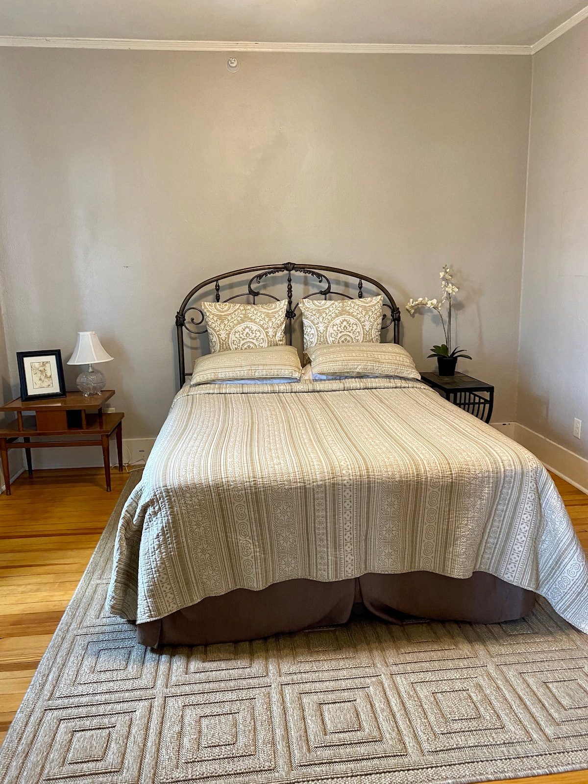 Dormitorio con cama queen size