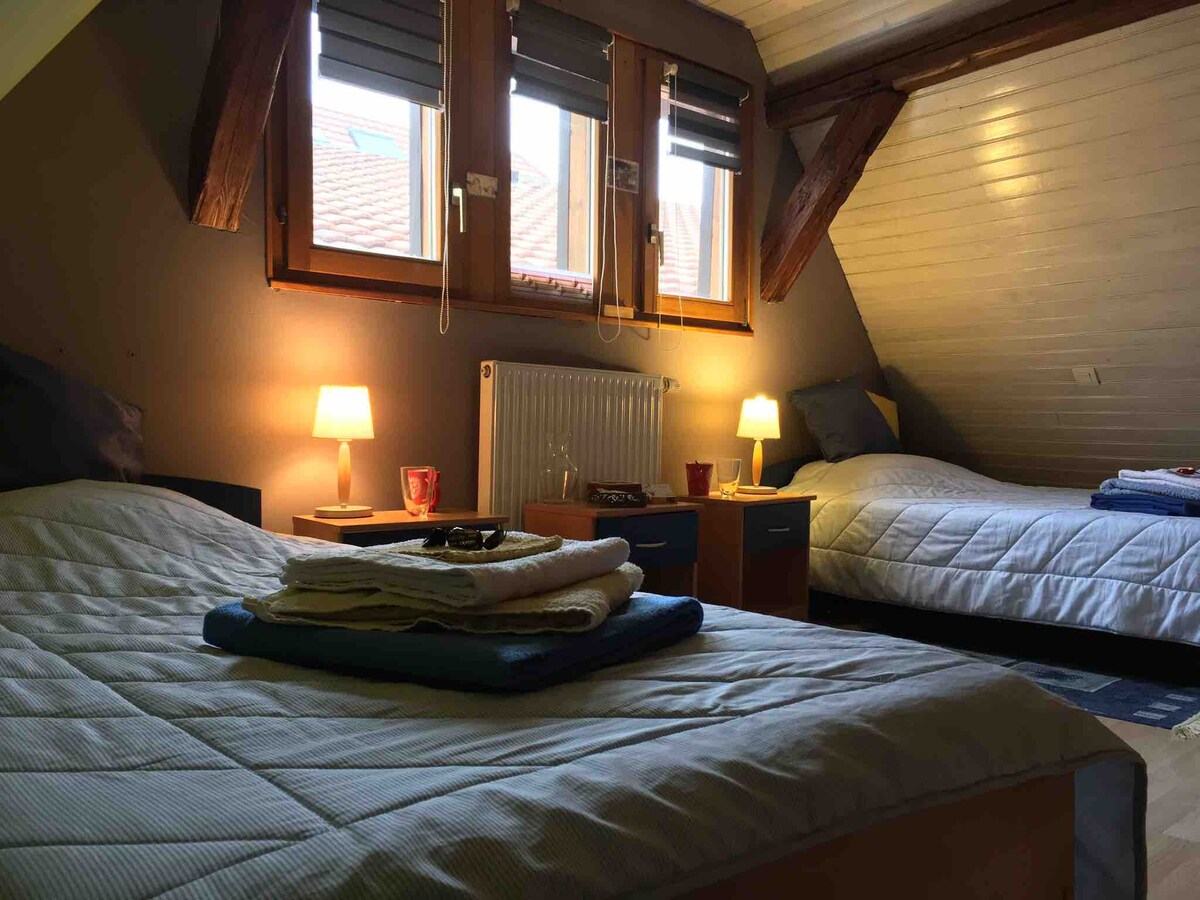 غرفة صغيرة ، سريران