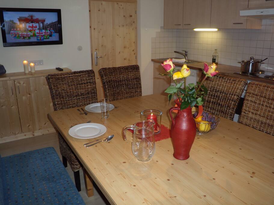 Wohnküche mit großem Eßtisch und Flat TV