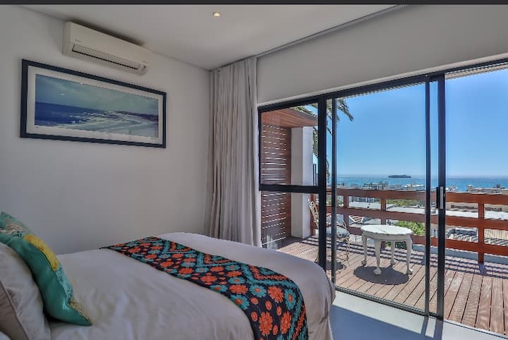 Dormitorio principal con vistas al mar