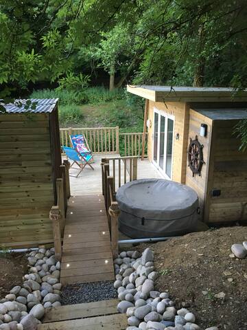 The Beach Hut -romantic space with hot tub