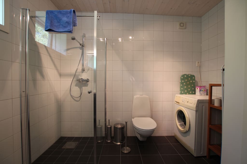 Nytt bad pusset opp i 2015. Varmekabler i gulv, dusj og vaskemaskin
