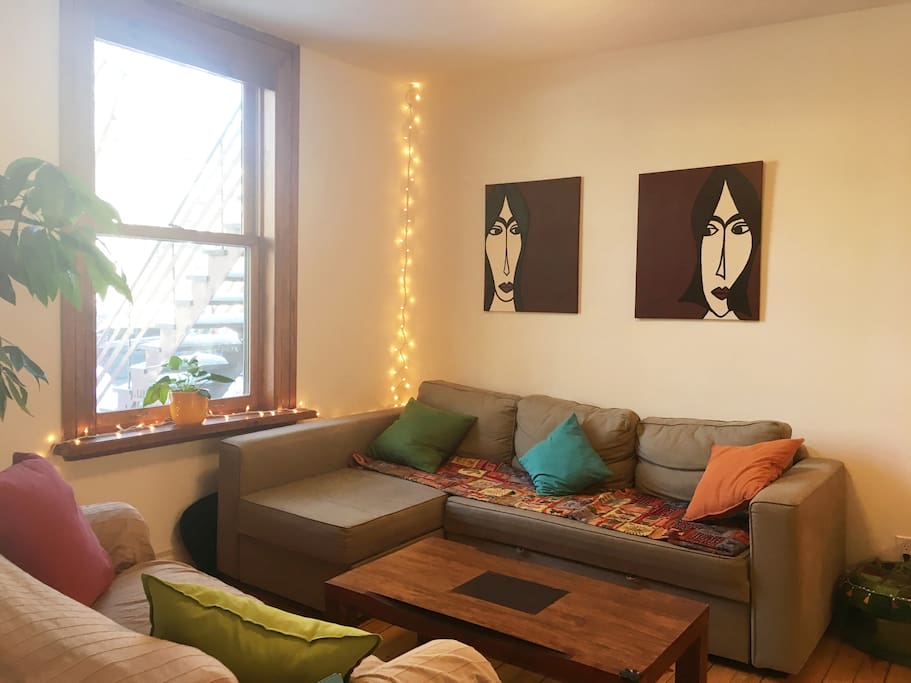 salle de vie avec canapé convertible 2 personnes