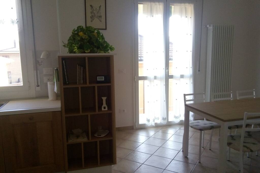 Cucina -sala da pranzo con balcone