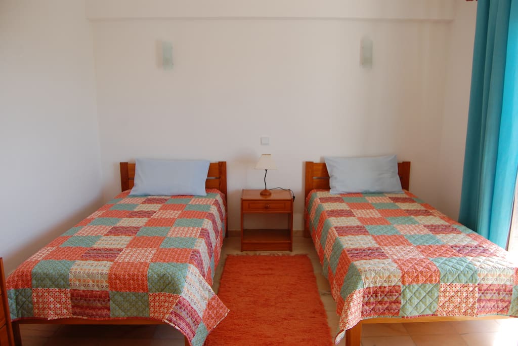 Chambre avec 2 lits individuels et balcon
