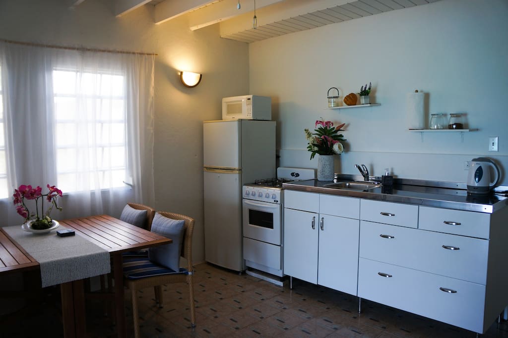 Fully equipped kitchen with microwave, fridge, stove/oven, kettle, toaster and much more