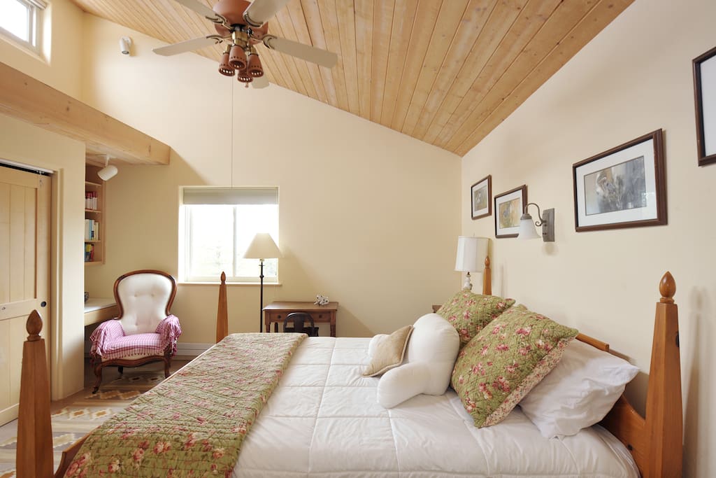 Store your bags and clothes in the full-size closet, and enjoy the space of the vaulted ceiling and the light from clerestory windows.