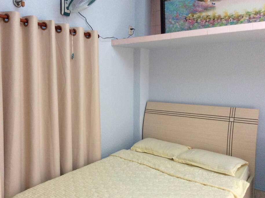 Room 6 w/ private bathroom (next to roof terrace)
