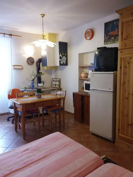 bollitore,forno microonde, spremiagrumi,se volete altro basta chiedere.
