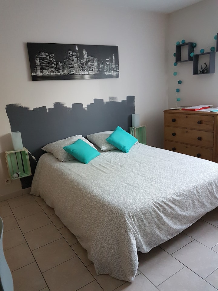 غرفة نوم سفلية بسرير 140