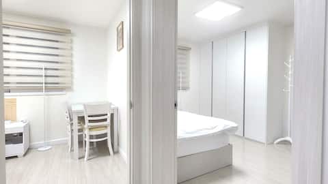 2 rooms, 2 beds/1 minute from Exit 11 of Dangsan Station Line 9.