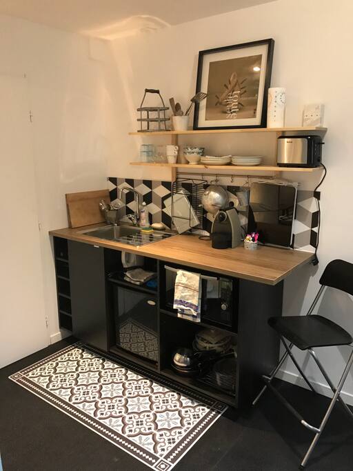 Cuisine équipée: cafetière, grille-pain, bouilloire électrique, four combiné, mini-frigo, plaque induction.