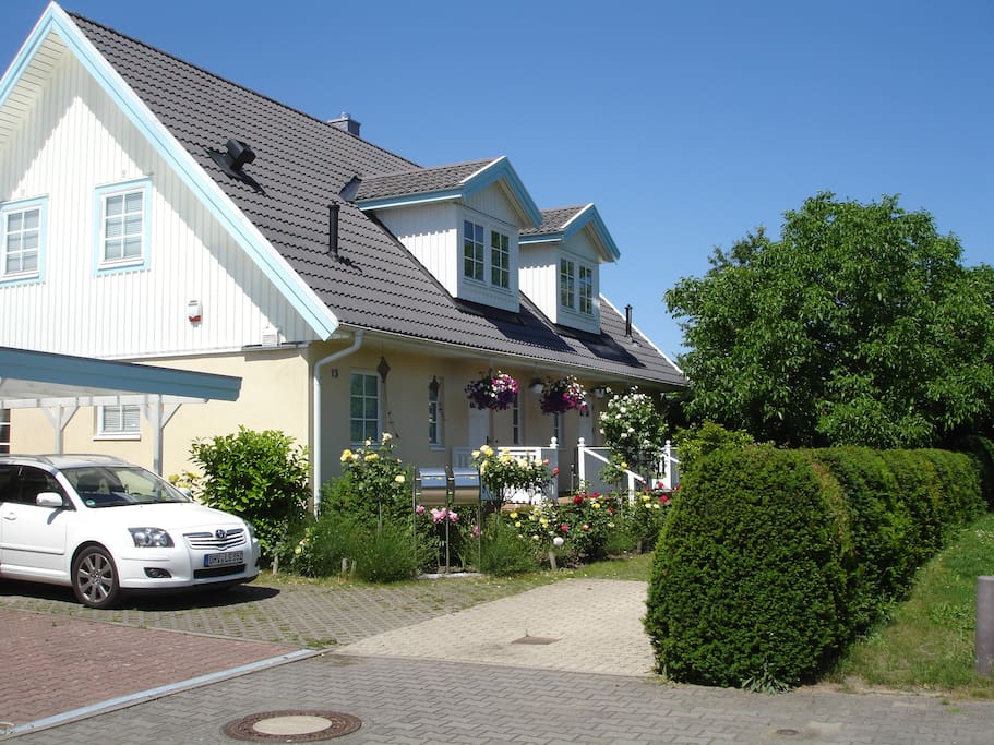 Eingangseite mit Carport
