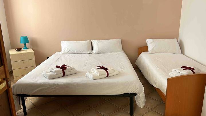 חדר זוגי עם מיטת יחיד 