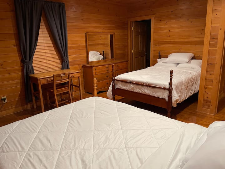 El dormitorio #1 cuenta con dos camas completas con sábanas nuevas, escritorio y televisión por cable.