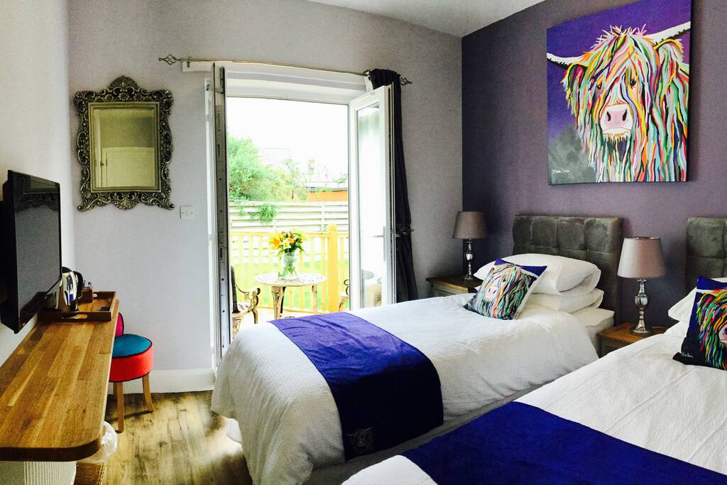 Twin bedroom