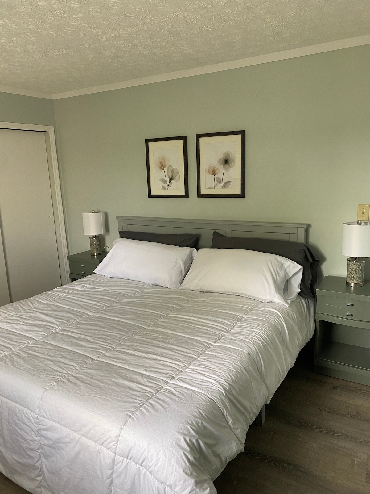 Спалня едно с двойно легло. 