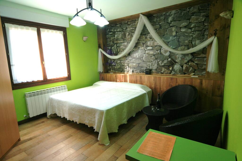 habitación con cama doble
