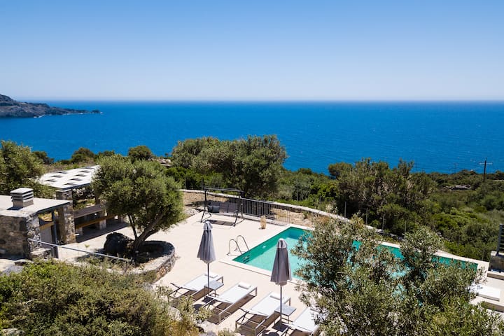 Sea views, private pool and near the beach