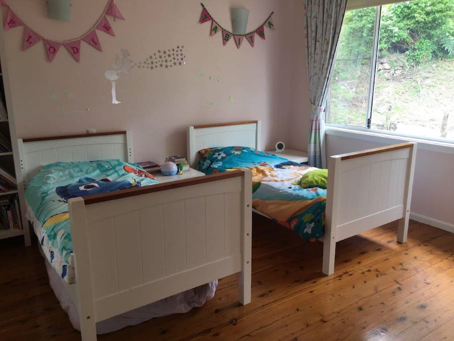 2 x single beds - Bedroom 3