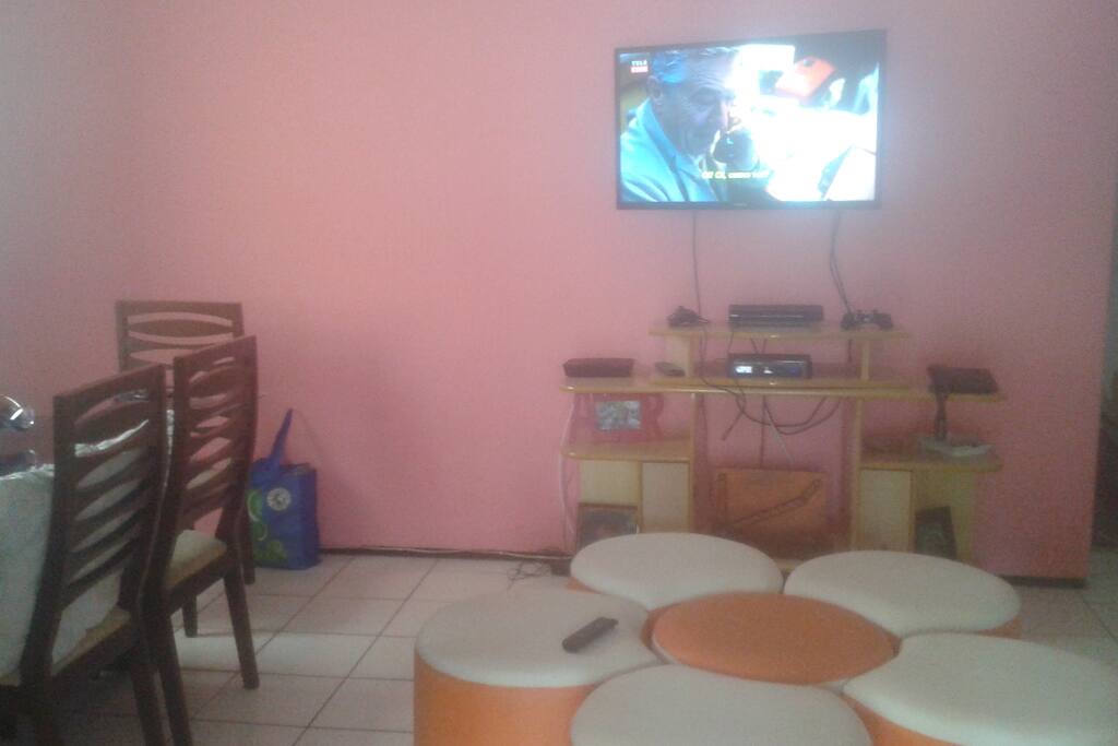 Essa é a sala de estar junto com a sala de jantar. | This is the living room along with the dining room.