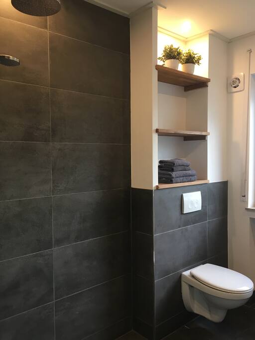 Modernes helles Badezimmer