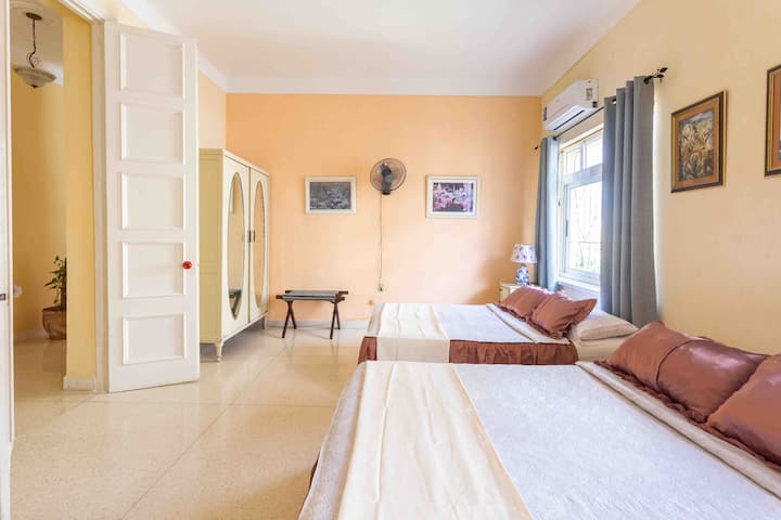 Spálňa 1 s dvoma manželskými posteľami, voliteľným ďalším osobným grilom a kúpeľňou, všetky vybavené