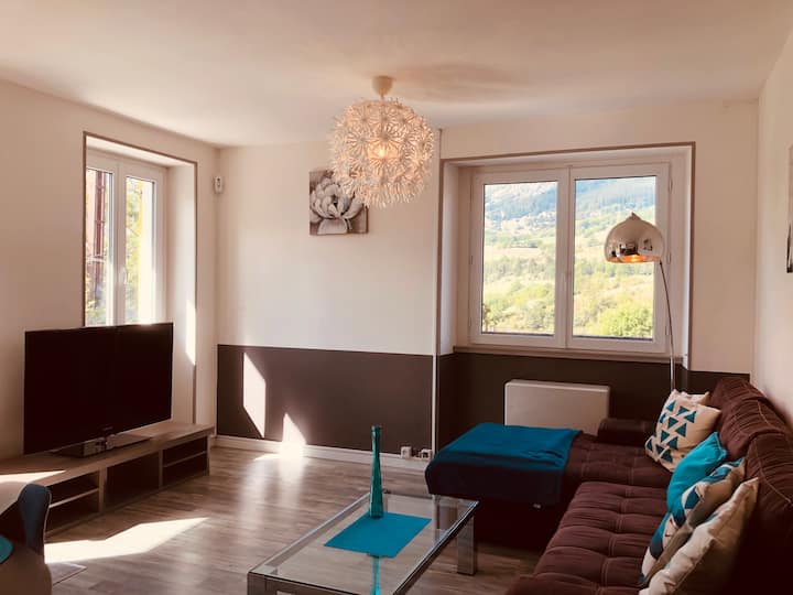 غرفة معيشة مع أريكة زاوية كبيرة، مثالية لتناول المشروبات مع الأصدقاء أو العائلة