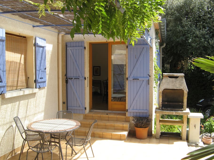 Eingang zum Studio, offene Terrasse und Barbecue