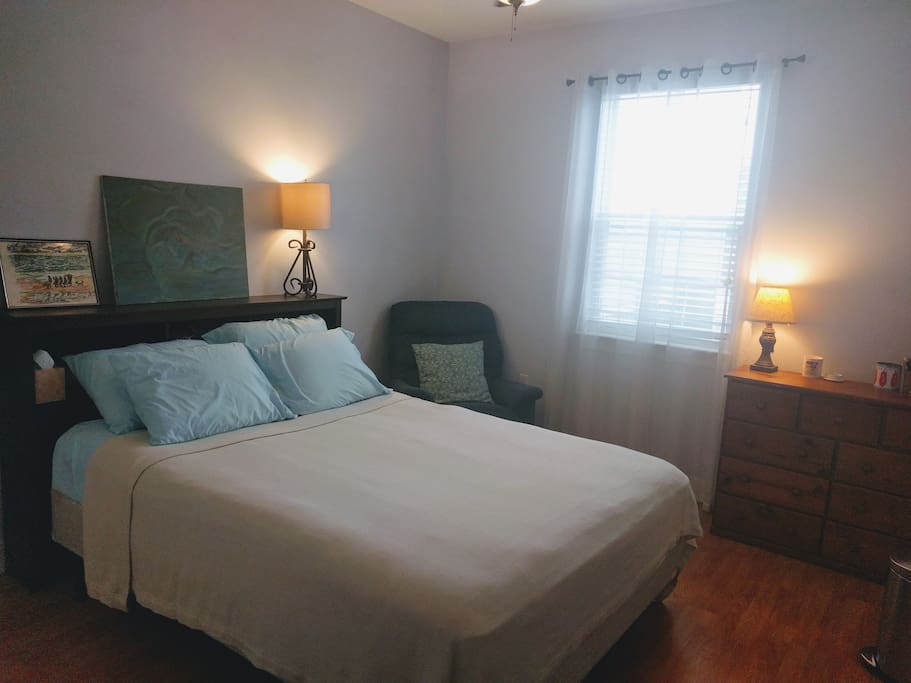 Queen sized bed with soft sheets. Lamps, dresser, and closet all available for use.