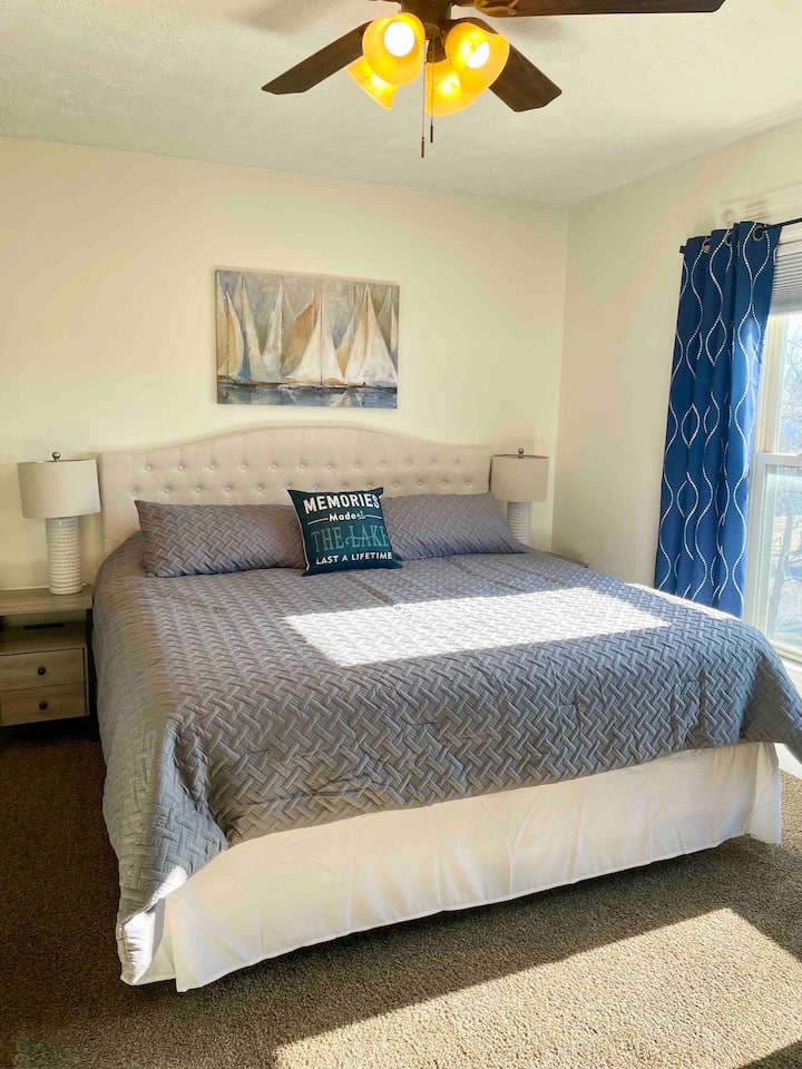 Dormitorio principal en la planta superior con una cómoda cama tamaño king y un televisor grande