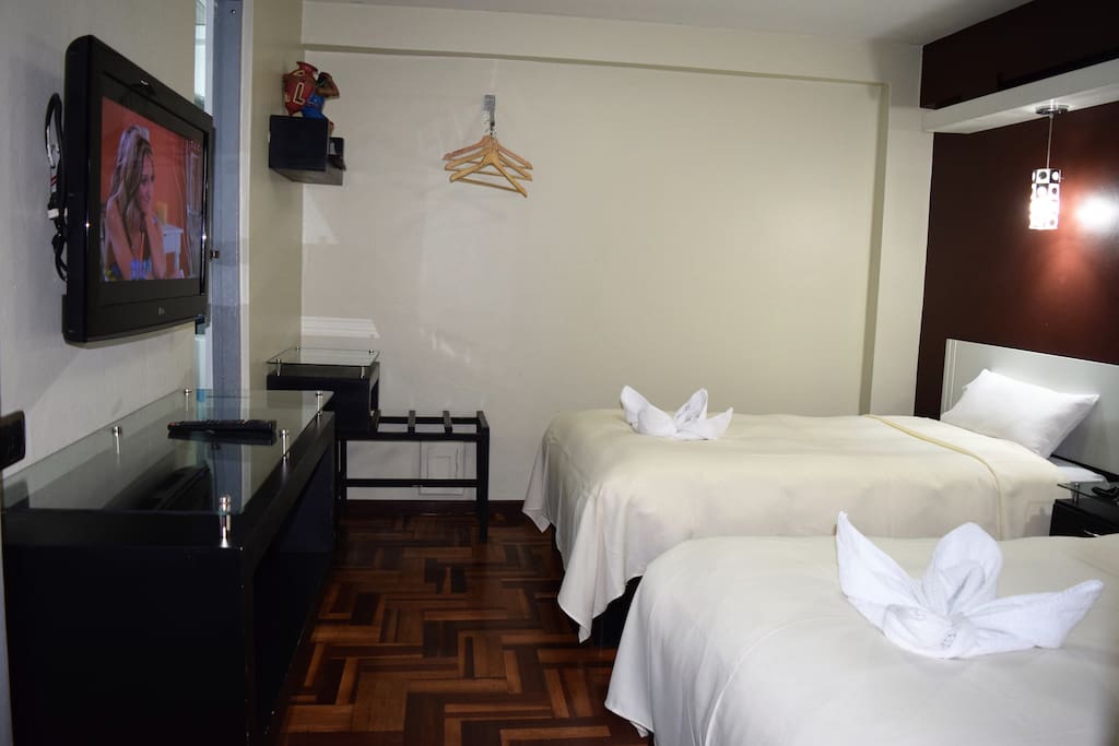 Habitación con baño privado, TV Cable, wifi y dos camas personales.